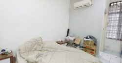 𝐓𝐚𝐦𝐚𝐧 𝐌𝐨𝐥𝐞𝐤 Paritially Furnished 1.5 Storey