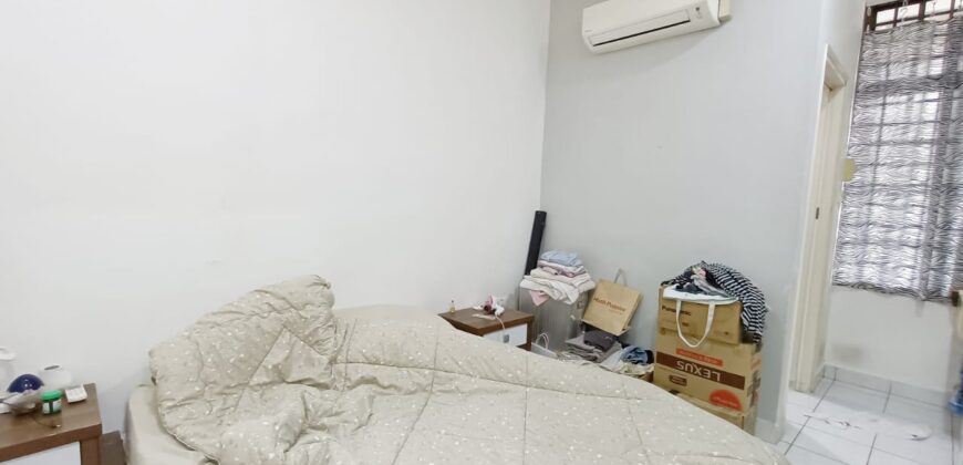 𝐓𝐚𝐦𝐚𝐧 𝐌𝐨𝐥𝐞𝐤 Paritially Furnished 1.5 Storey