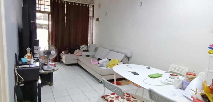 𝐓𝐚𝐦𝐚𝐧 𝐌𝐨𝐥𝐞𝐤 Paritially Furnished 1.5 Storey