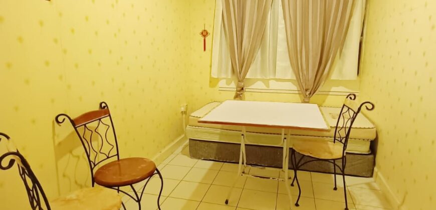 𝐓𝐚𝐦𝐚𝐧 𝐌𝐨𝐥𝐞𝐤 Paritially Furnished 1.5 Storey