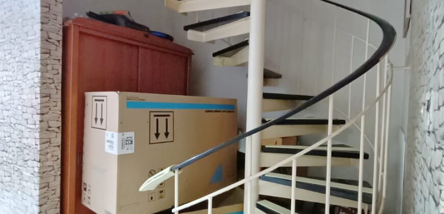 𝐓𝐚𝐦𝐚𝐧 𝐌𝐨𝐥𝐞𝐤 Paritially Furnished 1.5 Storey