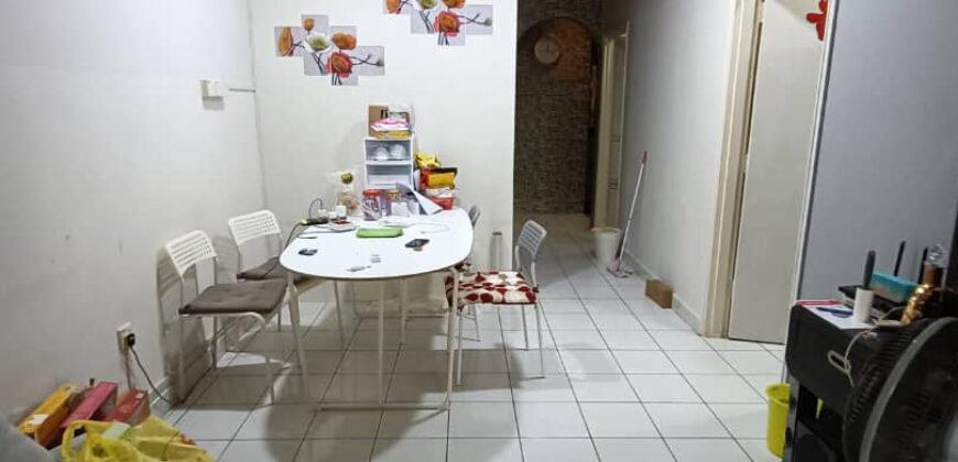 𝐓𝐚𝐦𝐚𝐧 𝐌𝐨𝐥𝐞𝐤 Paritially Furnished 1.5 Storey