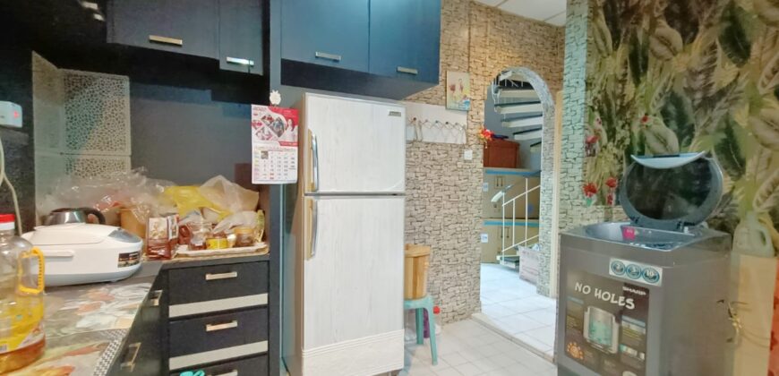 𝐓𝐚𝐦𝐚𝐧 𝐌𝐨𝐥𝐞𝐤 Paritially Furnished 1.5 Storey