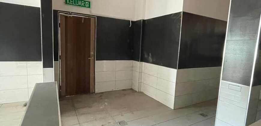 Taman Molek – Three Storey Shoplot, Ground Floor Corner Unit, Suitable For Cafe, Restaurant Business *