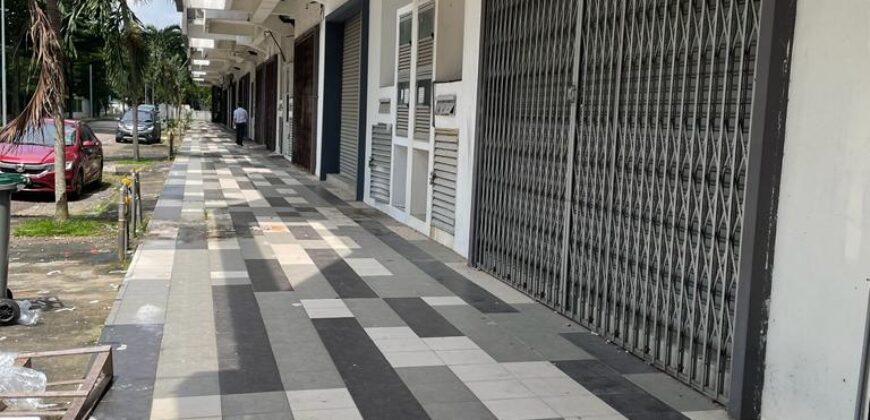 Taman Molek – Three Storey Shoplot, Ground Floor Corner Unit, Suitable For Cafe, Restaurant Business *