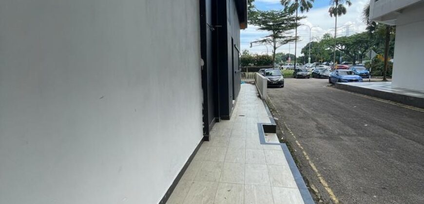 Taman Molek – Three Storey Shoplot, Ground Floor Corner Unit, Suitable For Cafe, Restaurant Business *