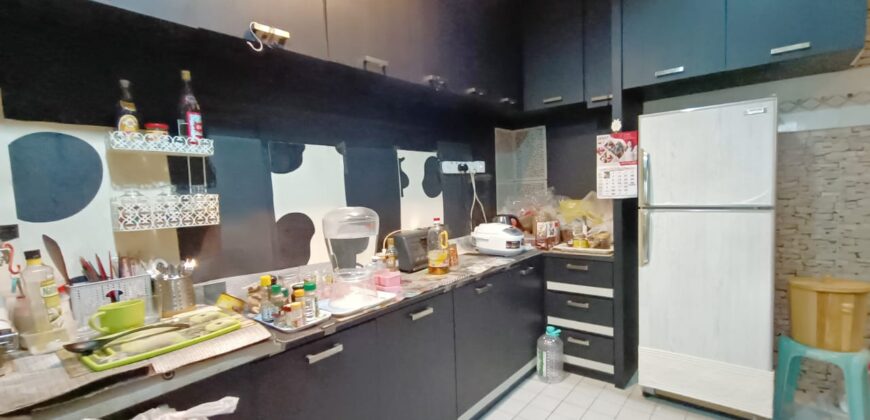 𝐓𝐚𝐦𝐚𝐧 𝐌𝐨𝐥𝐞𝐤 Paritially Furnished 1.5 Storey