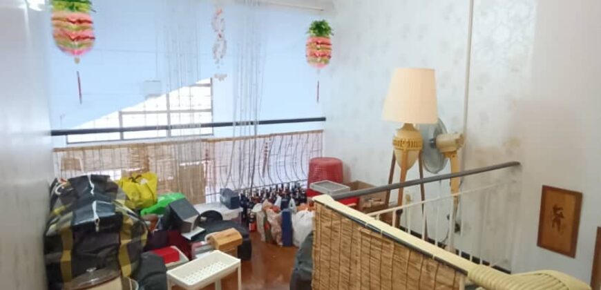 𝐓𝐚𝐦𝐚𝐧 𝐌𝐨𝐥𝐞𝐤 Paritially Furnished 1.5 Storey