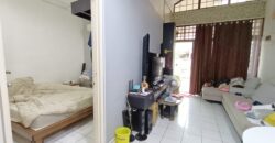 𝐓𝐚𝐦𝐚𝐧 𝐌𝐨𝐥𝐞𝐤 Paritially Furnished 1.5 Storey