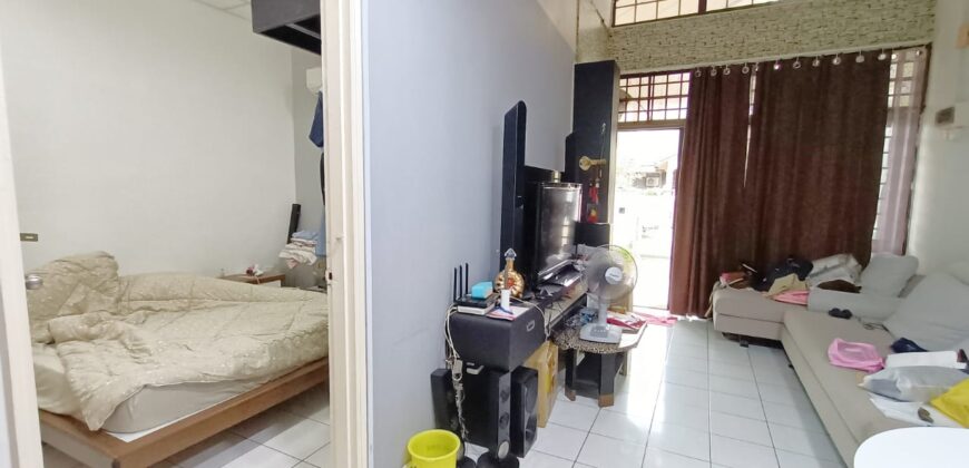 𝐓𝐚𝐦𝐚𝐧 𝐌𝐨𝐥𝐞𝐤 Paritially Furnished 1.5 Storey