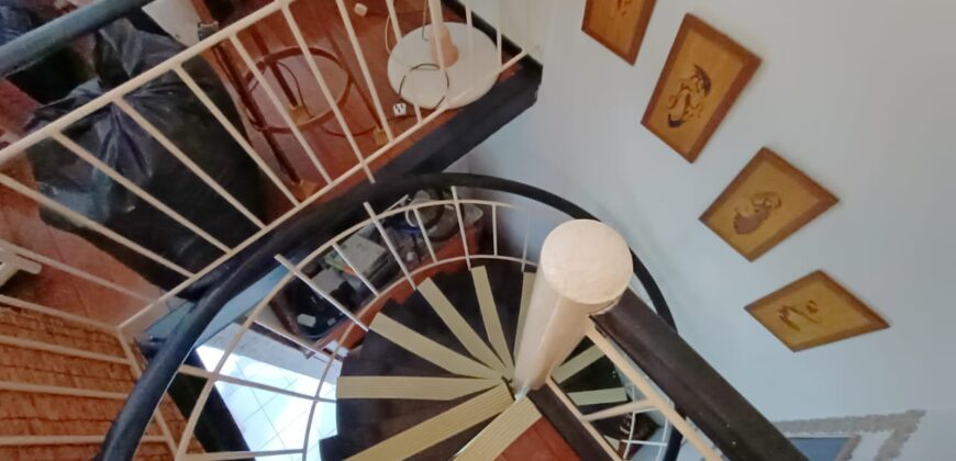 𝐓𝐚𝐦𝐚𝐧 𝐌𝐨𝐥𝐞𝐤 Paritially Furnished 1.5 Storey